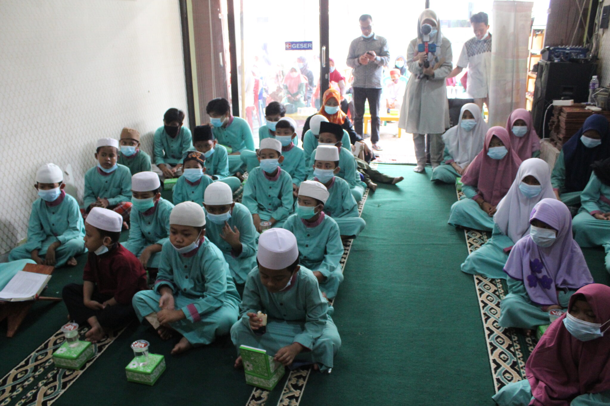 Makna dan Keistimewaan Menyantuni anak yatim di bulan